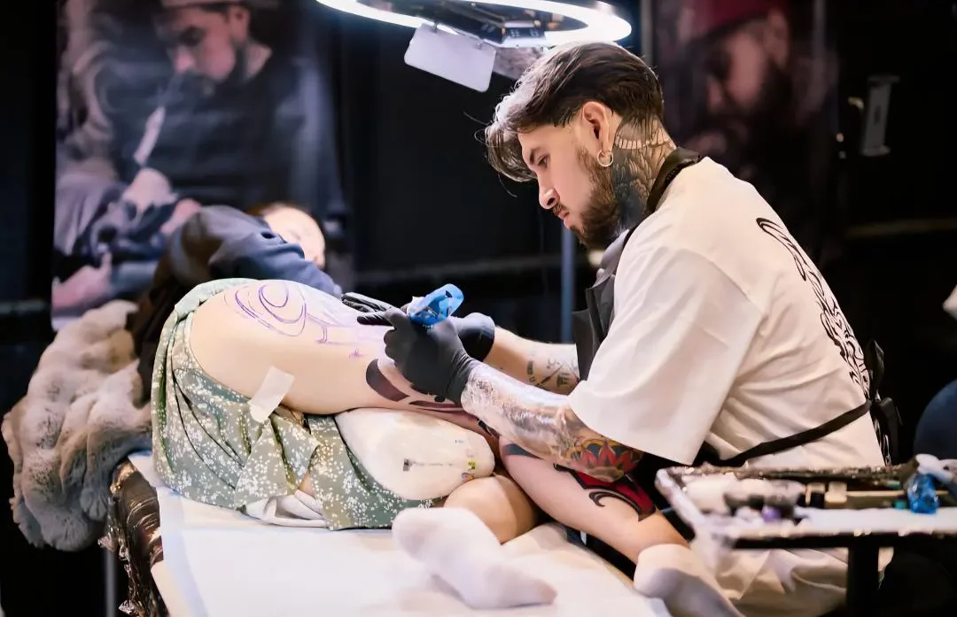 Tattoo artist premium
